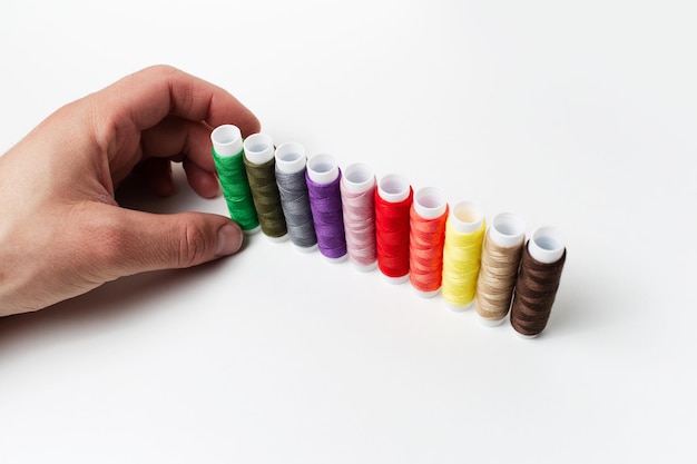 руки вишивальниці з голкою та нитками